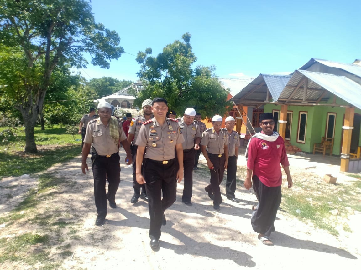 Inspirasi di Jumat Berkah | ‘Safari Jumat & Sedekah’, Kapolres Sumba Barat & Rombongan Kunjungi Masjid Baiturahim Katewel