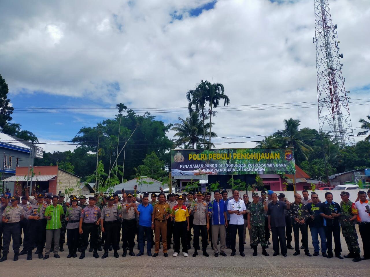 Peduli Penghijauan, Polres Sumba Barat, TNI dan Pemerintah Lakukan Penanaman 300 Pohon