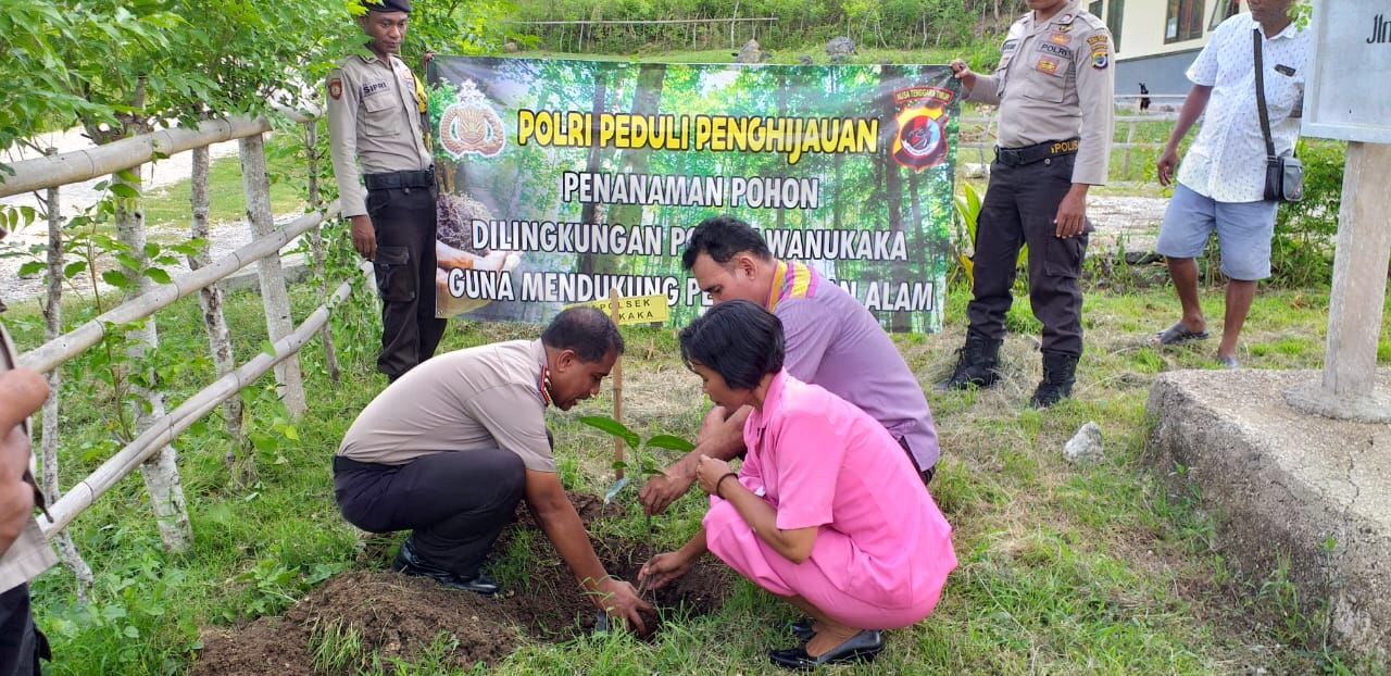 Program penghijauan, Polsek Wanukaka Tanam 42 Pohon di Lingkungan Mako