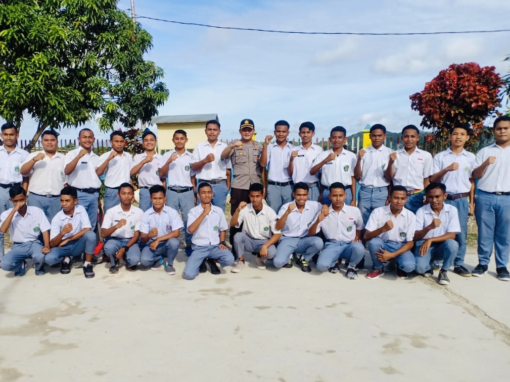 Roadshow Police Goes to School | Kapolres Sumba Barat Sambangi ‘Generasi Z’ Madrasah Aliyah Negeri Waikabubak