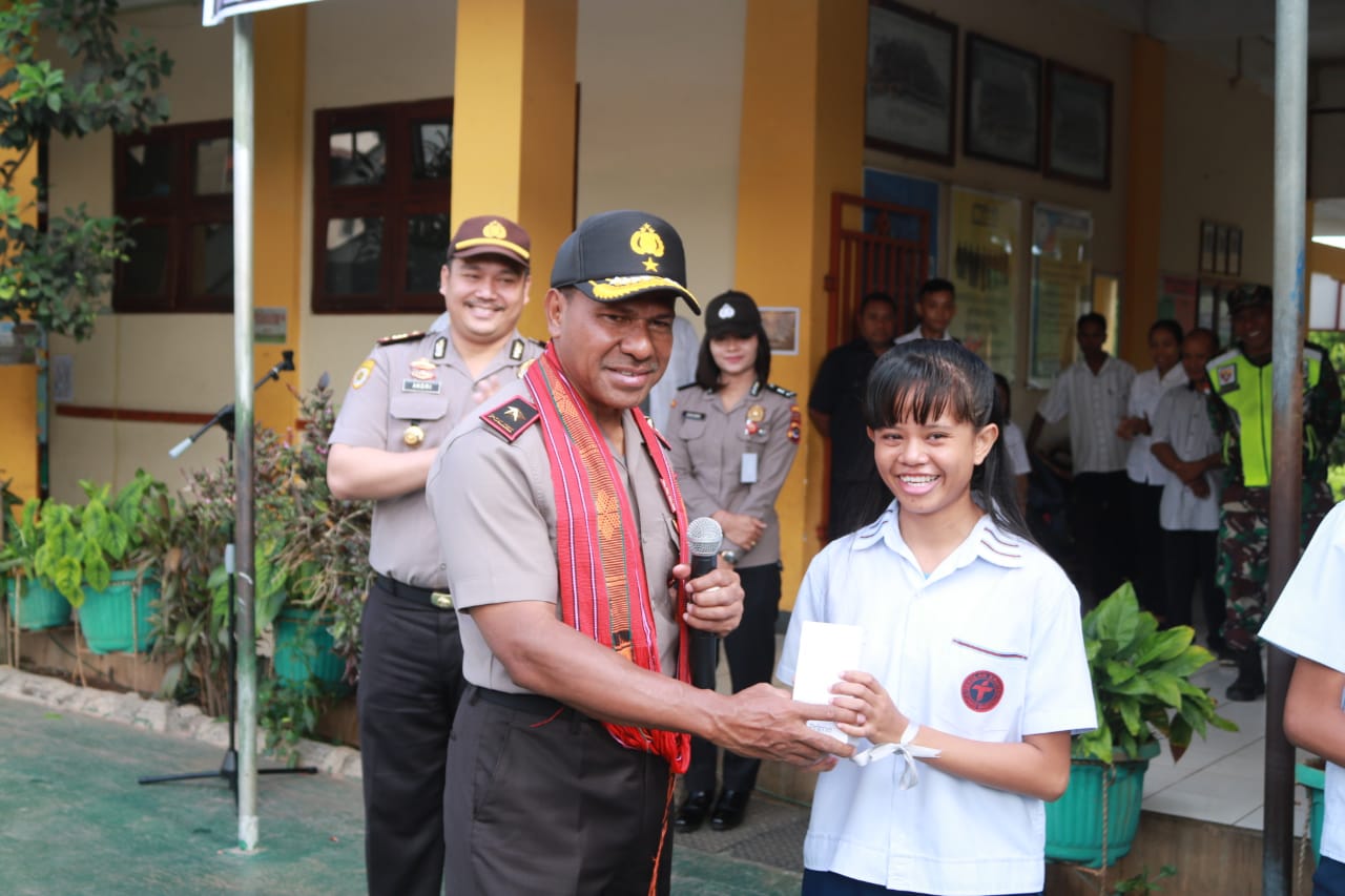 Kunjungi Sekolah Kristen Tunas Bangsa, Wakapolda NTT Sampaikan Kepada Para Pelajar Untuk Selalu Rajin Belajar, Tertib, Disiplin dan Taat Aturan