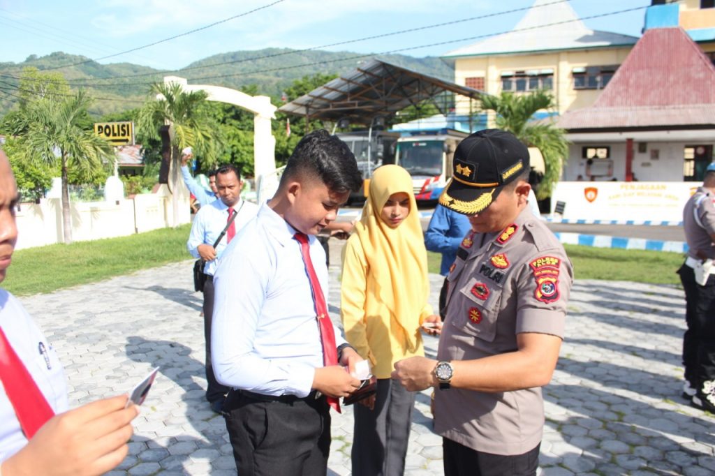 Tingkatkan Kedisiplinan, Kapolres Alor Cek Langsung Kelengkapan Personel