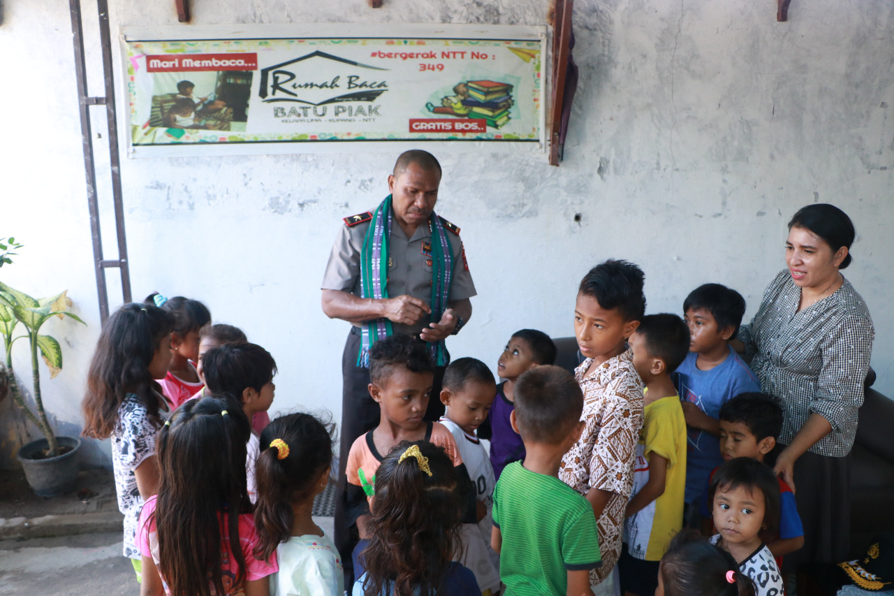 Wakapolda NTT Kunjungi Rumah Baca Batu Piak