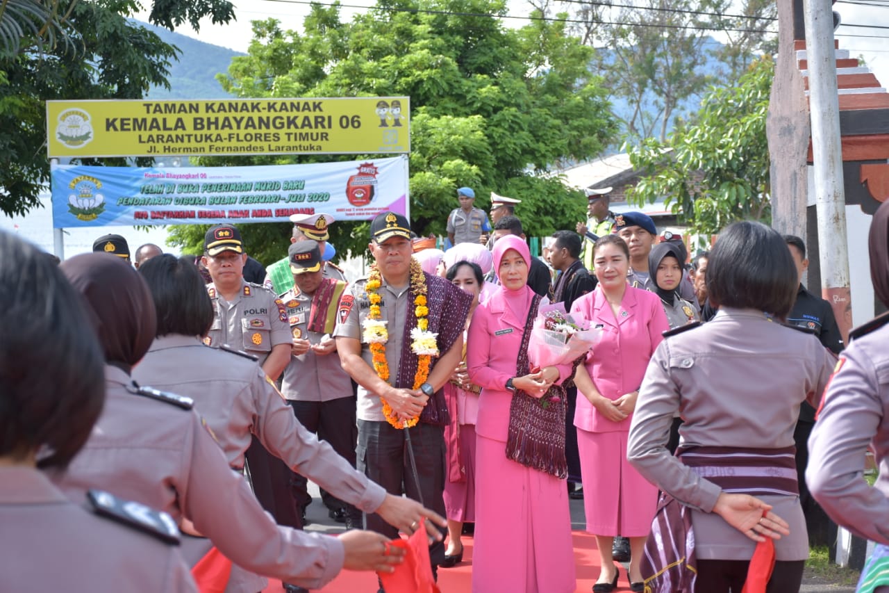 Kapolda NTT Disambut Tarian Daerah di Mapolres Flotim