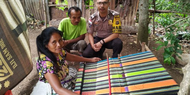 Dekatkan Diri Dengan Warga Binaannya, Brigadir Rikardus Sambangi Pengrajin Tenun