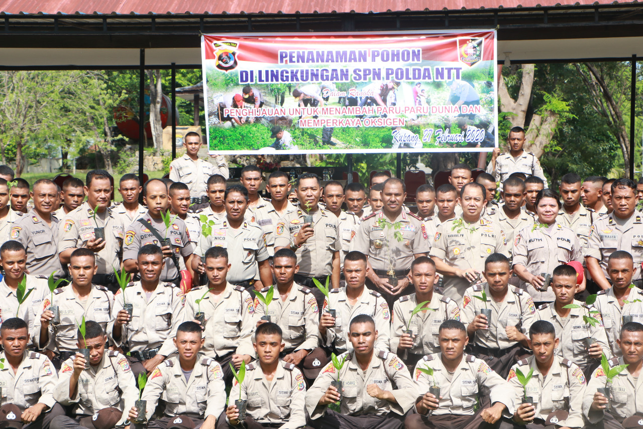 Wakapolda NTT dan Siswa Diktukba Polri SPN Polda NTT Lakukan Aksi Penanaman Pohon