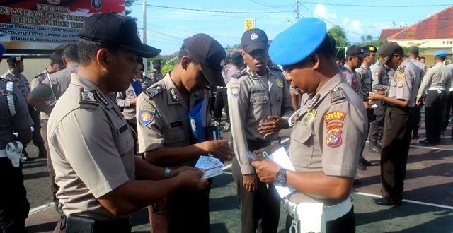 Propam Polres Flotim Lakukan Cek Kelengkapan Surat dan Sikap Tampang Anggota