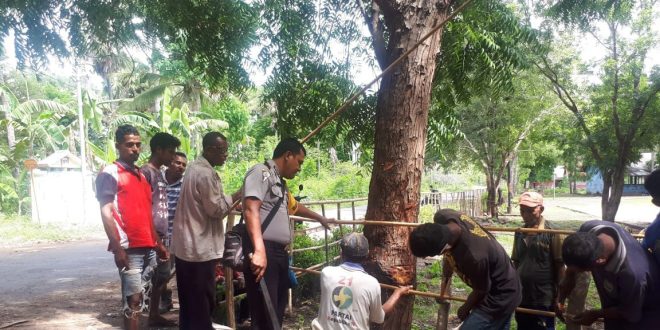 Bripka Socherman Bantu Warga Bangun Pagar di Sekolah