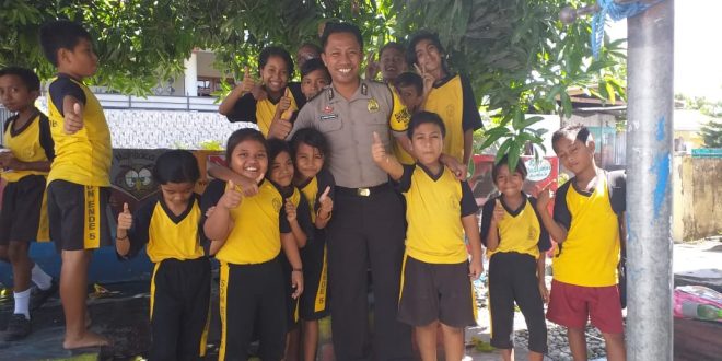 Polisi Sahabat Anak, Bhabinkamtibmas Sambangi Anak Anak SD