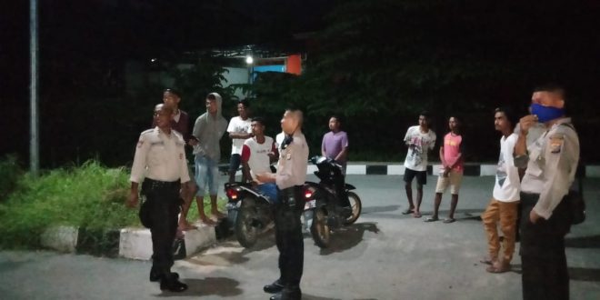 Satsabhara Polres Kupang Kota Berikan Pembinaan Terhadap Pemuda Yang Kedapatan Mengkonsumsi Miras