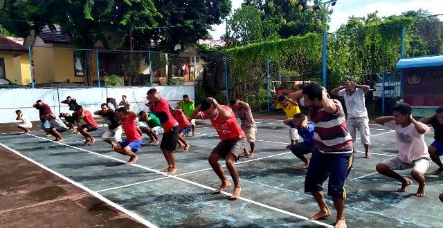 Cegah Tahanan Sakit, Para Tahanan Polres Flotim Lakukan Olah Raga Bersama