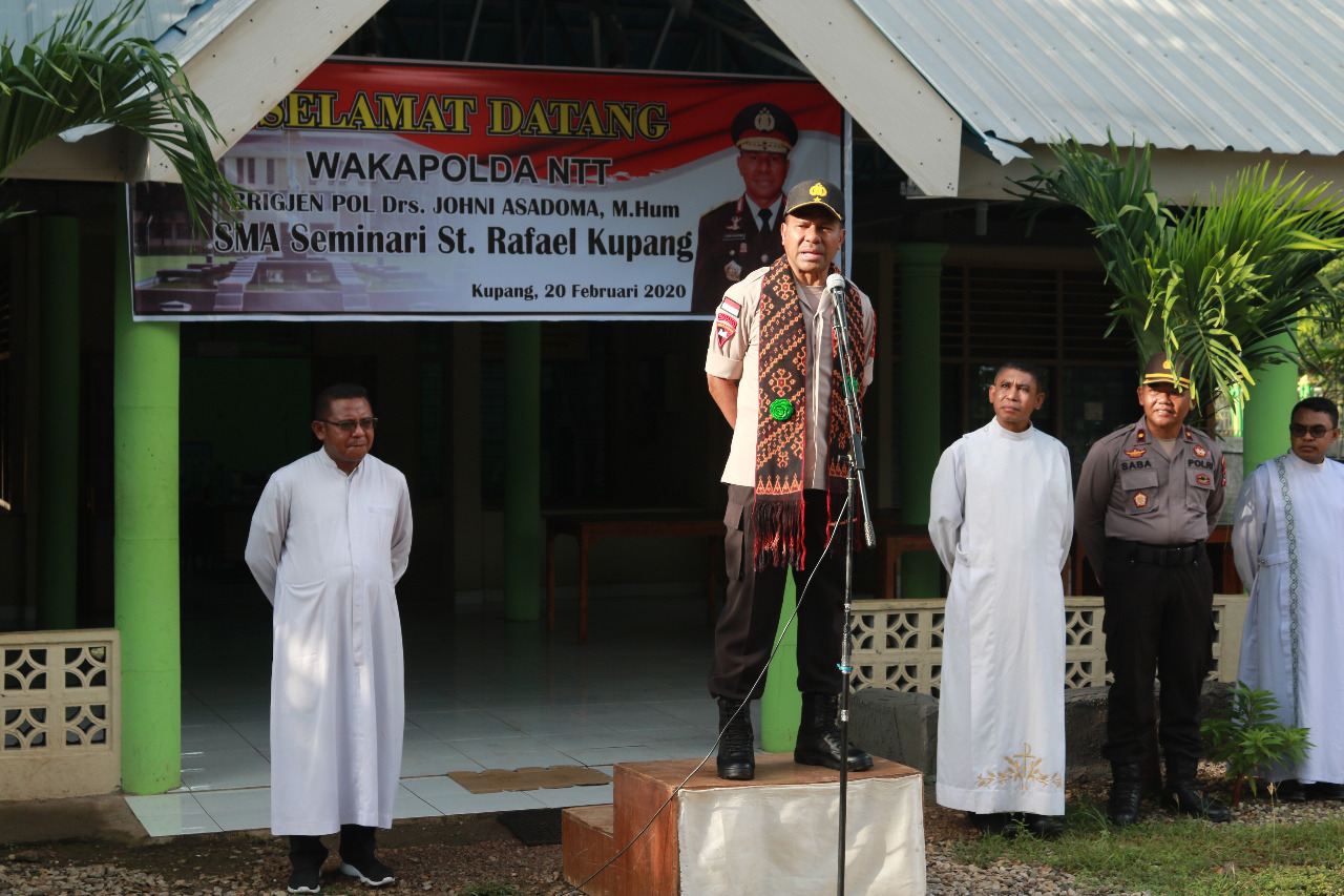 Wakapolda NTT Ajak Pelajar SMA Seminari St. Rafael Kupang Untuk Patuhi Peraturan Yang Berlaku dan Bijak Dalam Bermedia Sosial