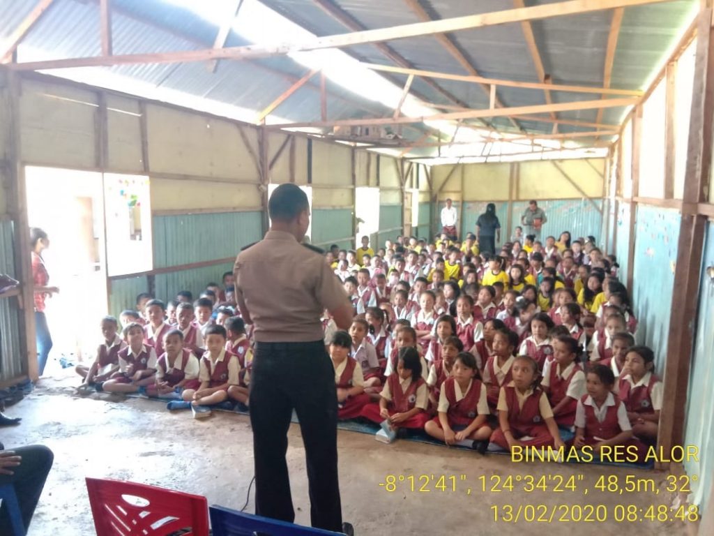 Satbinmas Polres Alor Berikan Sosialisasi Ke Sekolah Dasar