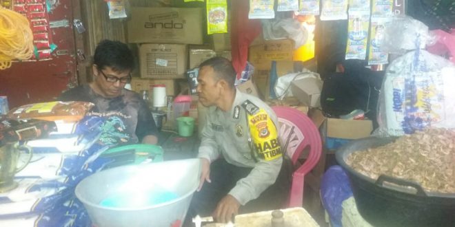 Sambangi Pedagang, Bhabinkamtibmas Beri Pesan Kamtibmas