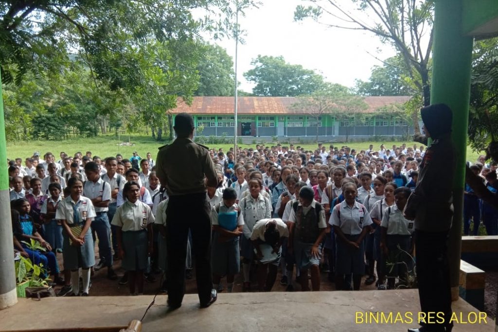 Bijak Bermedia Sosial, Satbinmas Polres Alor Laksanakan Sosialisasi UU ITE Ke SMA Negeri 02 Mola