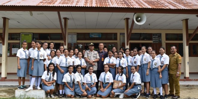 Wakapolres Mabar Pimpin Apel Pagi di SMK N I Labuan Bajo