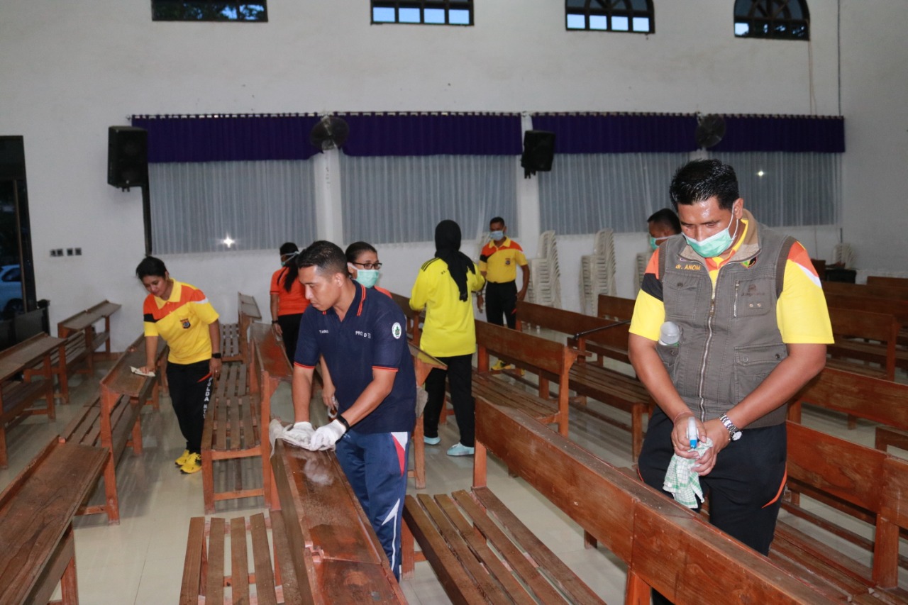 Menekan penyebaran Covid-19, Polda NTT dan Polres jajaran dengan melibatkan masyarakt lakukan aksi bersih-bersih lingkungan