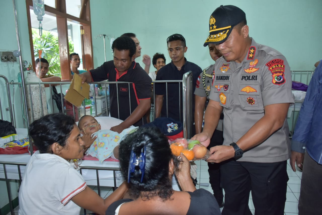 Kunjungi Pasien DBD di Sikka, Kapolda NTT Beri Tali Asih