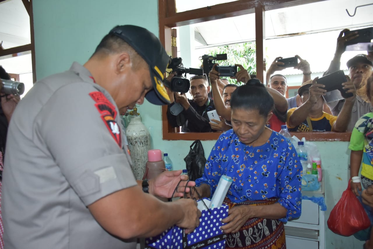 Kapolda NTT Beri Bantuan pada Pasien DBD di Sikka