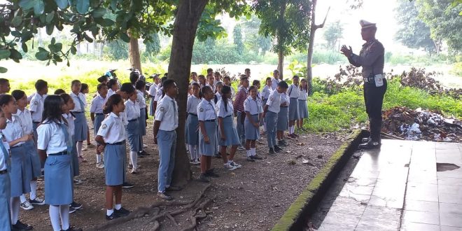 Kunjungi SMK Intan, Kasat Lantas Polres TTU Ajak Para Siswa Ikut Berpartisipasi Mendaftarkan Diri Menjadi Anggota Polri