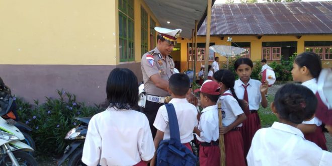 KBO Sat Lantas Polres TTU Ajak Pelajar Tertib Berlalu Lintas