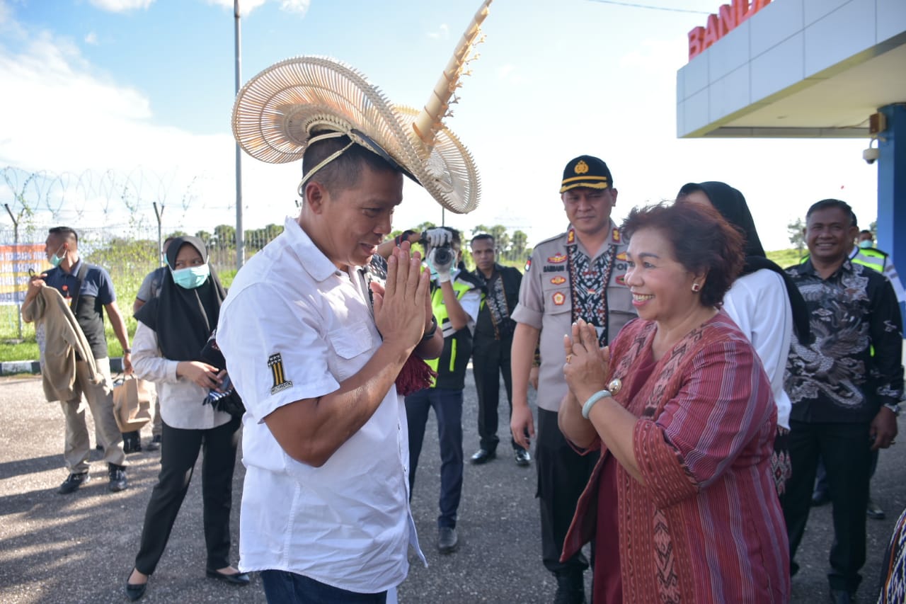 Kunjungi Pulau Rote, Kapolda NTT Disambut Adat oleh Bupati Rote Ndao