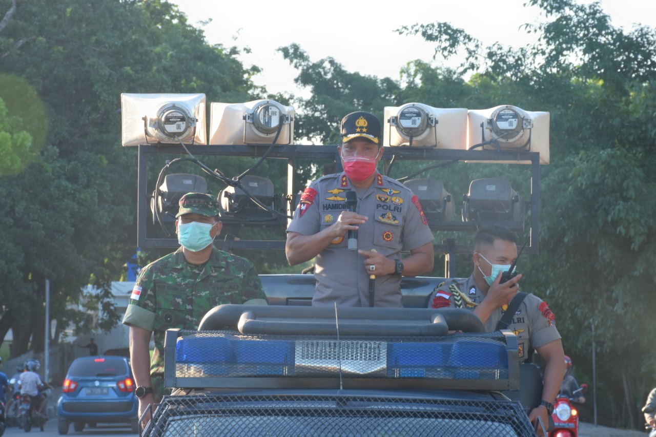 Cegah Penyebaran Covid-19, Kapolda NTT dan Dandim 1604/Kupang Lakukan imbauan kepada Masyarakat agar Menerapkan Social Distancing