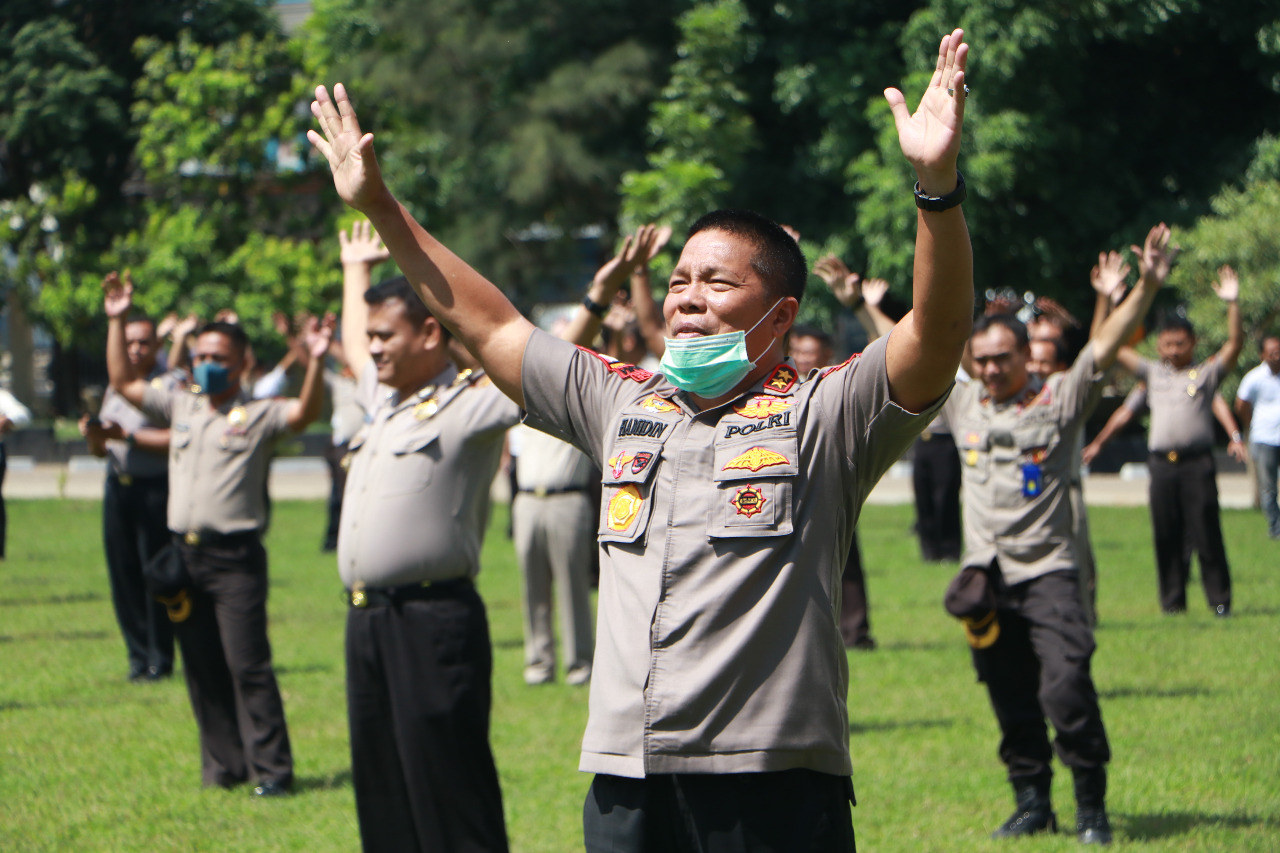 Lawan Covid 19, Kapolda NTT Berjemur Matahari Pagi