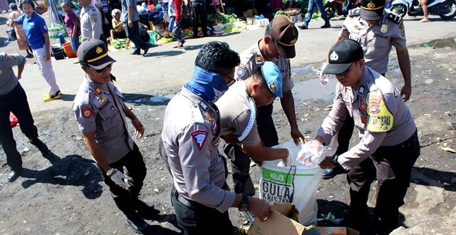 Serentak Cegah Virus Corona, Wakapolres Flotim Pimpin Kurvei di Pasar Inpres Larantuka