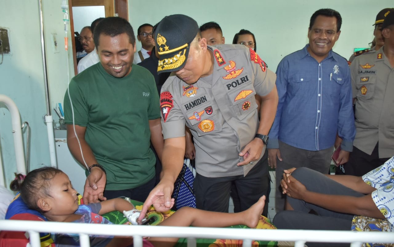 Kapolda NTT Kunjungi Pasien DBD di RS dr. T.C. Hillers Maumere