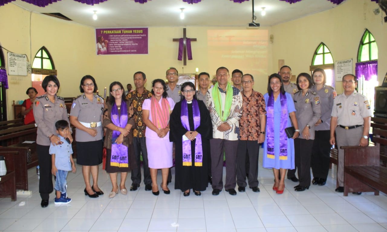 Ikut Kebaktian di Gereja Imanuel Batukadera,  Wakapolda NTT Ajak Jemaat Agar Selalu Jaga Kesehatan dan Kebersihan Lingkungan