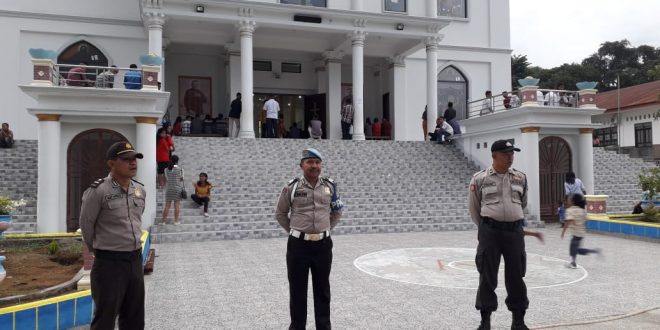 Beri Rasa Aman, Anggota Polres Ende Laksanakan PAM dan Patroli Di Gereja