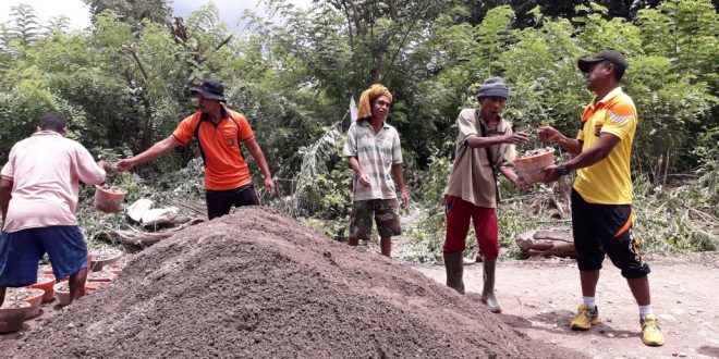 Polsek Miobar Bersama warga Gotong Royong Bangun Jalan Rabat