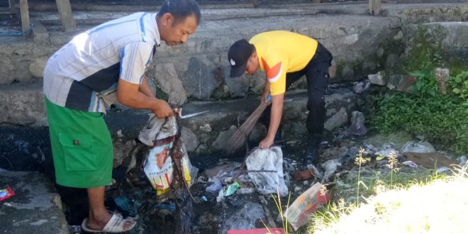 Cegah DBD, Polsek Miobar Bersama Warga Gelar Kerja Bakti