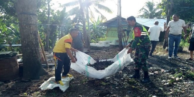 Cegah Penyebaran Virus Corona, Bhabinkamtibmas Berdao Isi Jumat Sehat dengan Bersih-bersih Lingkungan