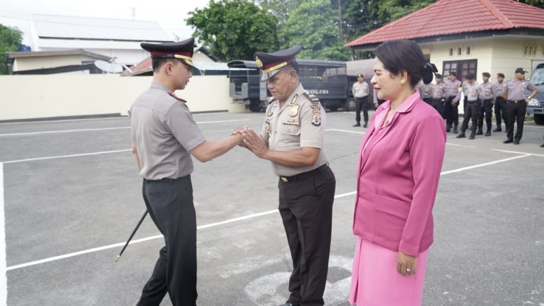 Jelang Pensiun, Ipda Matheus Nge Dapat Kado Istimewa Berupa Kenaikan Pangkat Pengabdian