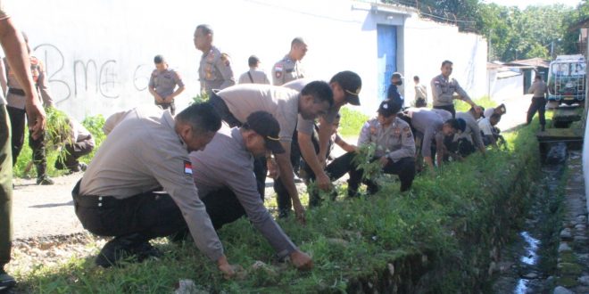 Cegah Wabah Corona dan DBD, Polres Belu Bersama Jajaran Lakukan Bersih-bersih Hingga Fogging di Rumah Warga