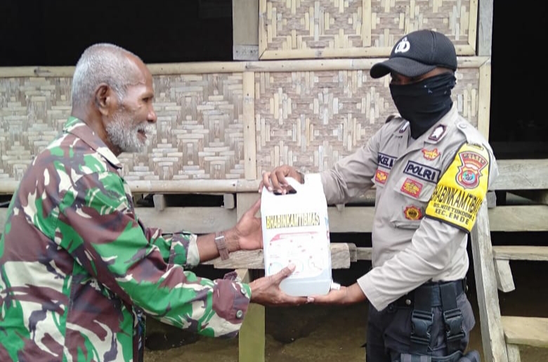 Antisipasi Penyebaran Covid -19, Bhabikamtibmas Ndetundora I Jadikan Jerigen Sebagai Wadah Cuci Tangan Untuk Warga Binaannya