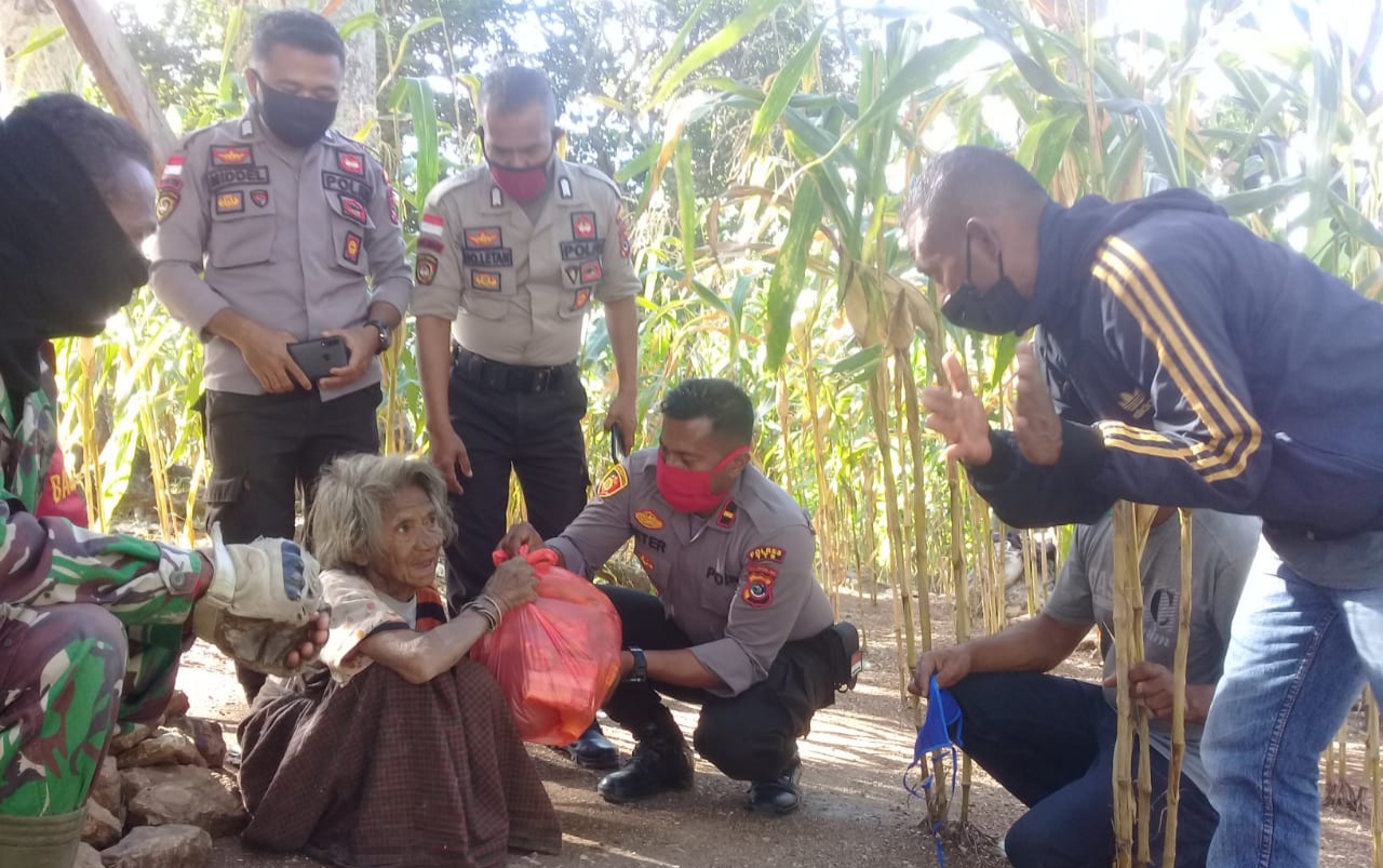 Peduli Covid-19, Polsek Amanatun Selatan Beri paket sembako pada Masyarakat yang Kurang Mampu dan Penyandang Disabilitas