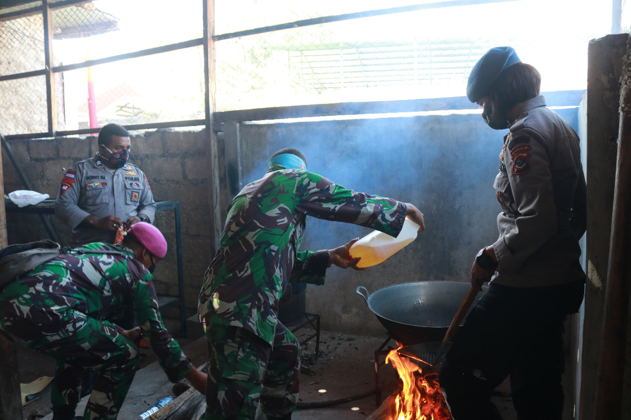 Bantu Masyarakat yang Kesulitan Hadapi Wabah Covid 19, Polda NTT dan TNI Dirikan Dapur Lapangan