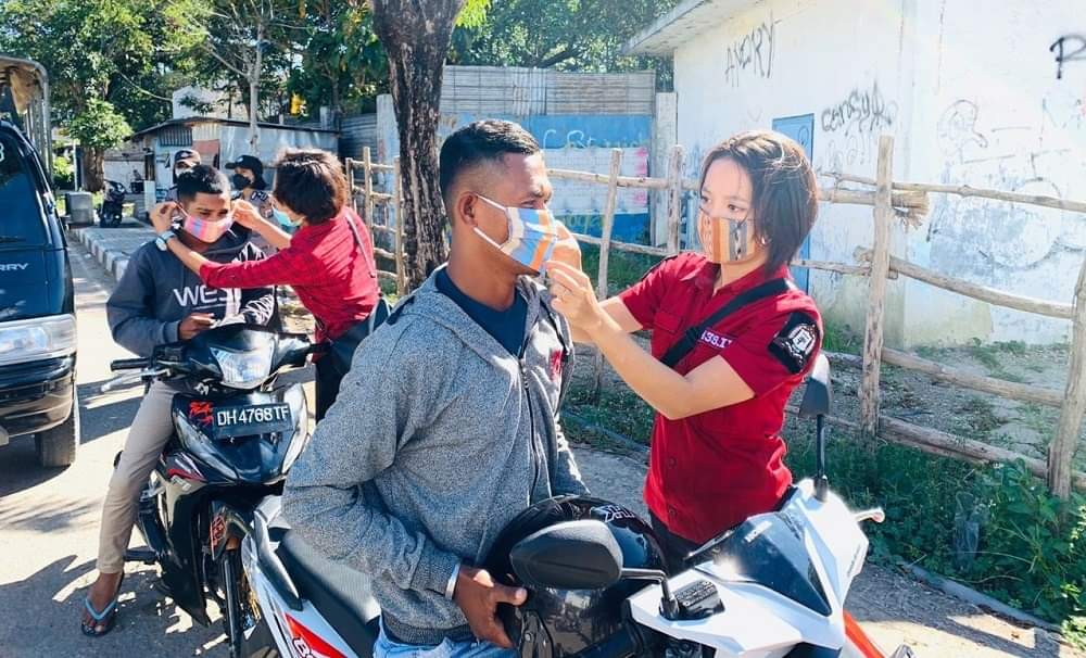 Cegah Penularan Covid-19, Srikandi Polwan Polres Belu Turun ke Jalan Bagi-bagi Masker untuk Masyarakat