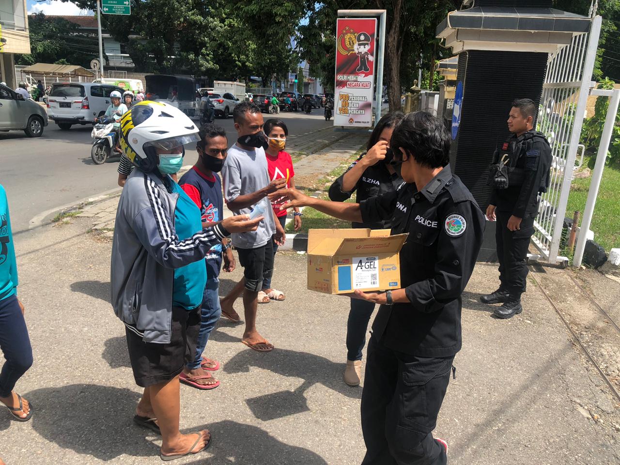 Bersama Lawan Covid-19, Ditresnarkoba Polda NTT Bagikan Hand Sanitizer gratis Kepada Warga