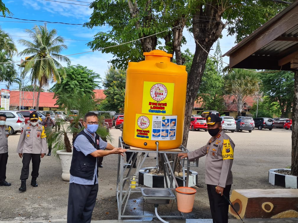 Kapolda NTT menerima bantuan Sarana Cuci Tangan dari Keluarga Besar Tionghoa Kupang