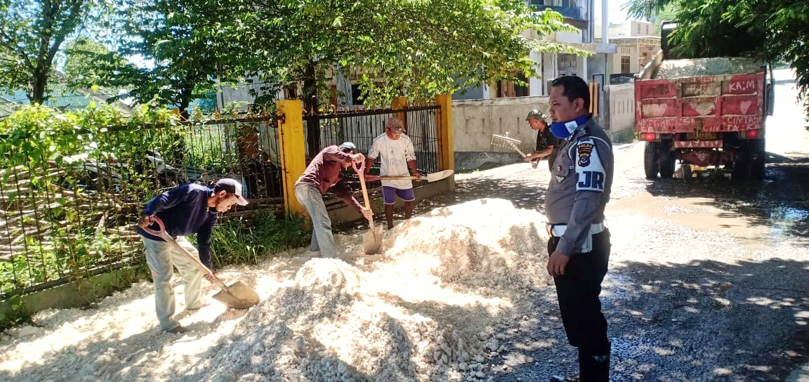 Peduli Kesulitan Masyarakat, Bripka Faisal Bantu Warga Perbaiki Jalan Berlubang