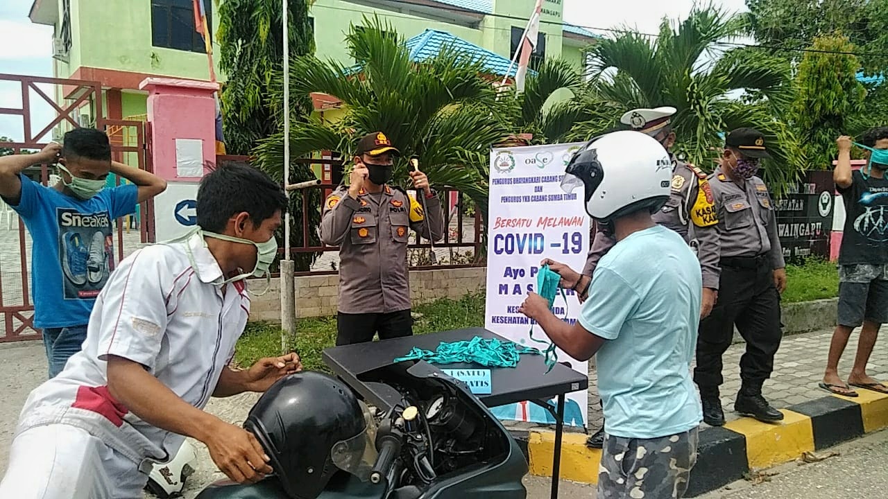 Polres Sumba Timur Sebar Ratusan Masker Kain Gratis Hasil Produksi Bhayangkari