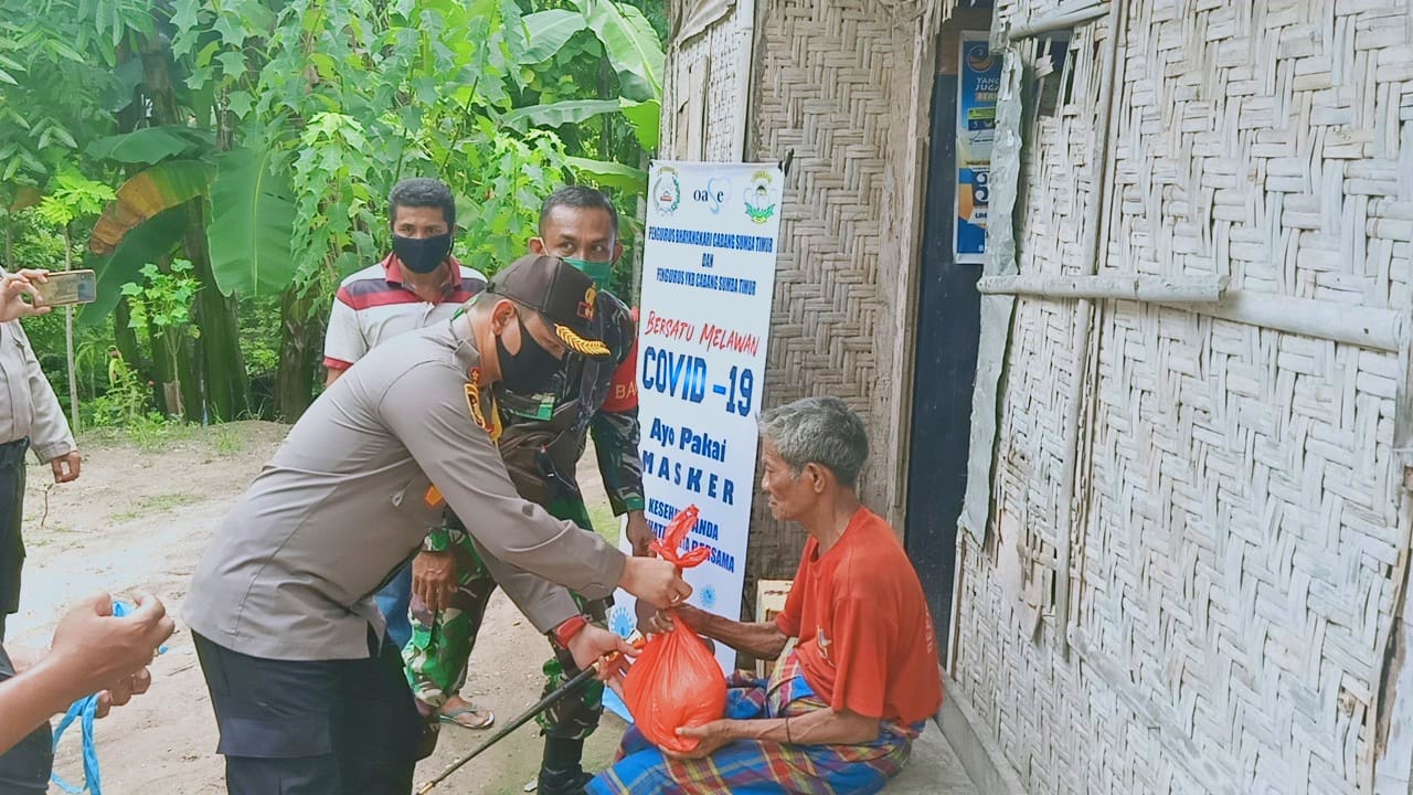 Warga Kelurahan Kambajawa Dapat Bantuan Sembako Dari Polres Sumba Timur