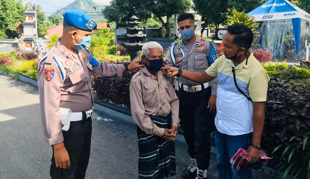 Cegah Penyebaran Covid-19, Polres Ende Bagikan Masker Gratis Pada Warga