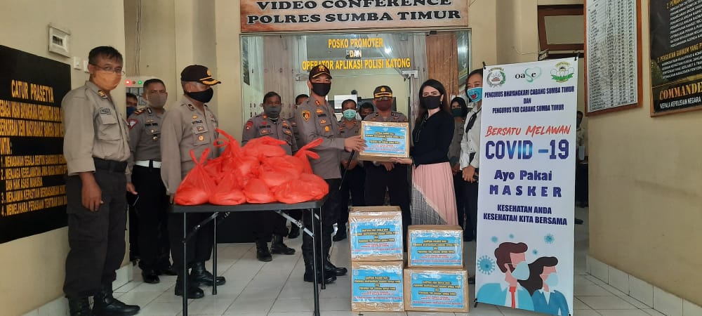 Bayangkari Serahkan Bantuan APD ke Polres Sumba Timur untuk Tim Medis