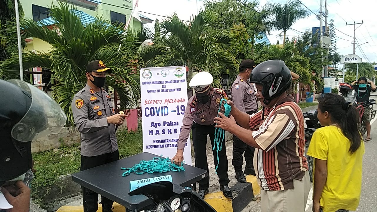 Polres Sumba Timur Sebar Ratusan Masker Kain Gratis Hasil Produksi Bhayangkari