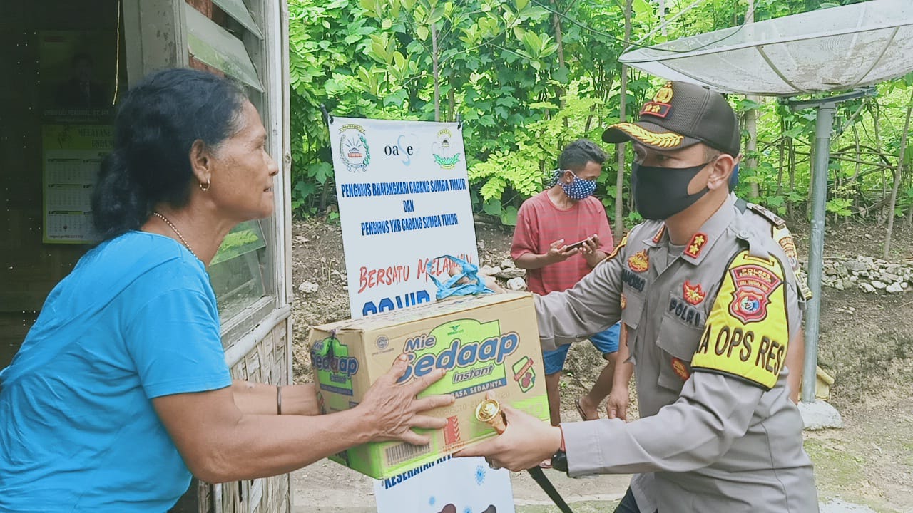 Warga Kelurahan Kambajawa Dapat Bantuan Sembako dari Polres Sumba Timur